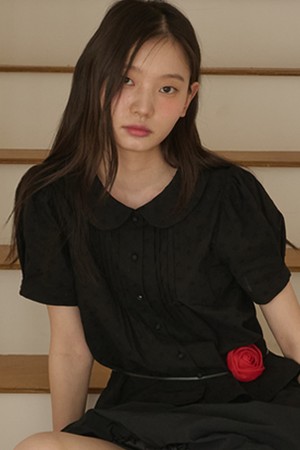 Flower embroidery round collar puff blouse_Black