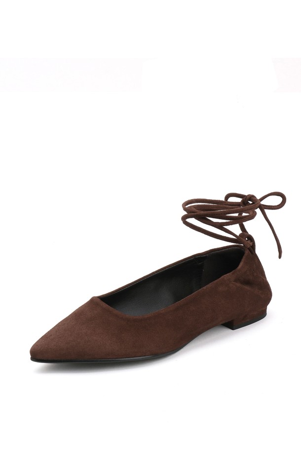 [리퍼브 상품] 플랫슈즈 ADS258은 여성용 플랫슈즈로, 봄, 여름, 가을에 착용하기 좋습니다. 뾰족코 디자인에 블랙, 브라운, 아이보리 세 가지 색상으로 출시되었으며, 가죽 및 스웨이드 소재를 사용하여 고급스러운 느낌을 더했습니다. 발볼이 좁고, 1cm 굽 높이의 플랫 슈즈이며, 앵클 스트랩과 스트랩으로 발을 안정적으로 잡아줍니다. 빈티지 스타일의 수제화로 주문 제작된 리퍼브 상품으로, 데이트룩, 쇼핑룩 등 다양한 TPO에 클래식, 미니멀, 시크한 스타일을 연출하기 좋습니다.
