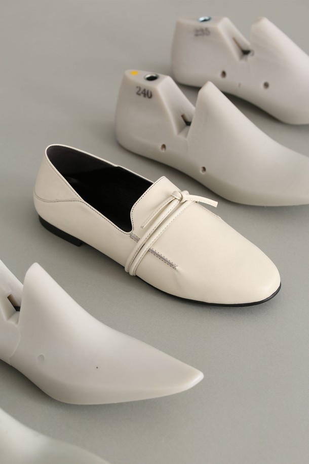 **[리퍼브 상품] 로퍼_ADS026**

세련된 스타일을 완성하는 여성 로퍼입니다. 스킨 핑크, 블랙, 브라운, 레드, 아이보리, 올 아이보리, 모카 등 다채로운 7가지 컬러로 만나보세요. 라운드 앞코와 2cm 로우힐 디자인으로 편안한 착용감을 제공하며, 가죽, 양가죽, 소가죽을 사용하여 고급스러운 무드를 연출합니다. 데이트룩, 쇼핑룩에 어울리는 클래식, 미니멀, 캐주얼 스타일을 연출해보세요. 2-WAY 스타일 연출이 가능하며, 탈부착 가능한 장식으로 포인트를 더할 수 있습니다. 고객 피드백을 반영하여 굽 높이를 수정했습니다.
