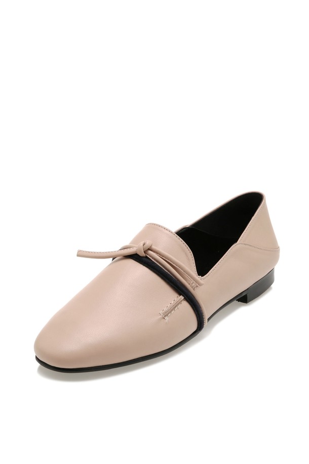 [리퍼브 상품] 로퍼_ADS026는 여성용 로퍼로, 데이트룩, 쇼핑룩 등 다양한 TPO에 활용 가능하며 클래식, 미니멀, 캐주얼 스타일을 연출할 수 있습니다. 라운드 앞코 디자인에 2cm 로우힐 굽으로 편안함을 더했으며, 스킨 핑크, 블랙, 브라운, 레드, 아이보리, 모카 등 다채로운 6가지 컬러로 제공됩니다. 가죽, 양가죽, 소가죽 소재의 수제화로, 안감까지 가죽을 사용하여 고급스러운 착용감을 선사합니다. 슬립온 스타일로 신고 벗기 편하며, 2-WAY 스타일, 탈부착 장식, 맞춤 제작 기능으로 개성을 더할 수 있습니다.
