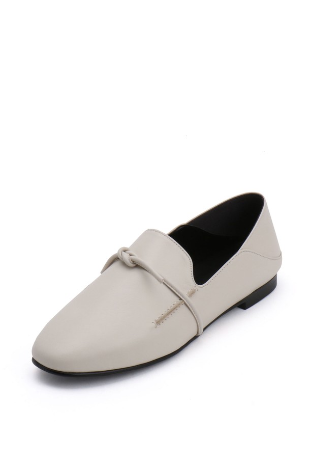 [리퍼브 상품] 로퍼_ADS190는 여성 고객을 위한 소가죽 및 양가죽 소재의 로퍼입니다. 라운드 앞코 디자인에 1cm 플랫 굽으로 편안한 착용감을 제공하며, 브라운, 아이보리, 베이지, 블랙 4가지 색상으로 출시되었습니다. 미니멀, 클래식, 캐주얼 스타일을 모두 소화하며 데이트룩, 카페룩에 잘 어울립니다. 뒤꿈치를 접어 뮬 형태로도 착용 가능한 2way 디자인에 리본 디테일이 더해져 여성스러운 분위기를 연출합니다. 주문 제작 상품으로, 나만의 스타일을 완성해보세요.
