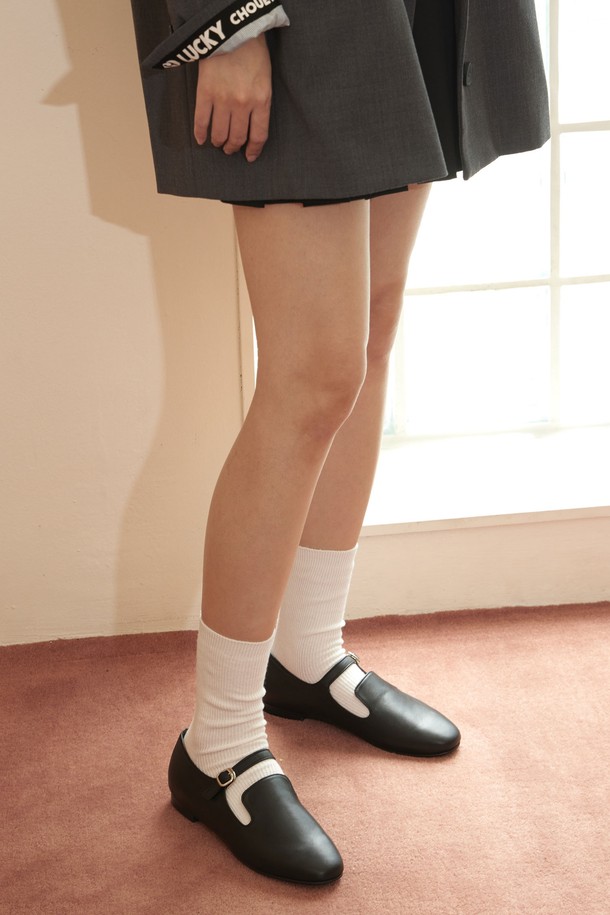 [리퍼브 상품] 로퍼_ADS381은 여성스러운 매력을 더해줄 로퍼입니다. 라운드 앞코와 메리제인 스타일의 조화로 클래식, 미니멀, 걸리시한 스타일을 연출할 수 있습니다. 부드러운 양가죽 소재에 화이트, D.베이지, 블랙 세 가지 색상으로 출시되어 어떤 옷차림에도 잘 어울립니다. 굽 높이는 1cm 플랫 디자인으로 편안한 착화감을 제공하며, 전체 라텍스 구조 중창으로 안정감과 쿠션감을 더했습니다. 데이트룩, 카페룩, 모임룩 등 다양한 TPO에 활용해보세요.
