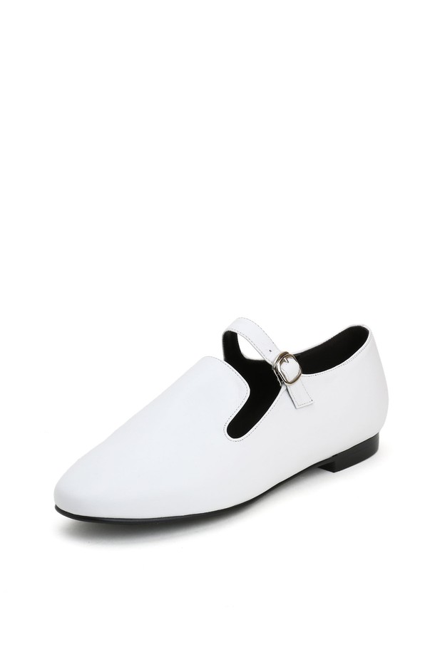 **[리퍼브 상품] 로퍼_ADS381**은 여성 고객을 위한 수제화 로퍼입니다. 부드러운 양가죽 소재에 라운드 앞코, 플랫 굽으로 편안한 착용감을 제공하며, 메리제인 스타일의 디자인이 특징입니다. 화이트, 다크베이지, 블랙 세 가지 색상으로 출시되어 데이트룩, 카페룩 등 다양한 TPO에 활용 가능하며, 클래식, 미니멀, 캐주얼 스타일을 연출하기 좋습니다. 1cm 굽 높이에 라텍스 인솔을 사용하여 편안함을 더했으며, 무지 디자인으로 어떤 스타일에도 쉽게 매치할 수 있습니다.
