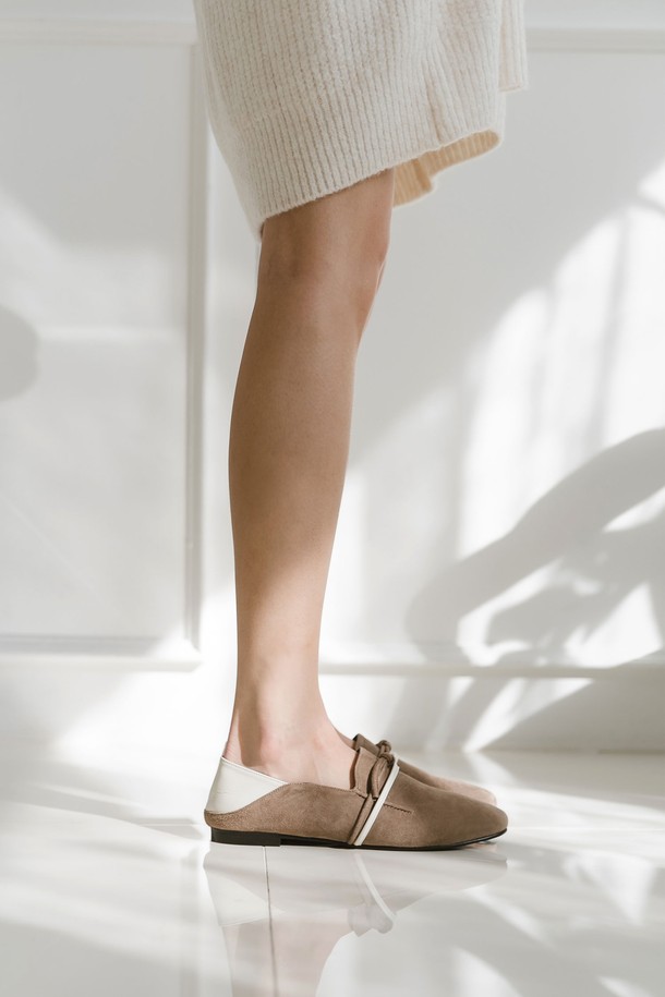 [리퍼브 상품] 로퍼_ADS026S는 여성용 로퍼로, 봄, 여름, 가을 계절에 착용하기 좋습니다. 라운드 앞코 디자인에 블랙, 블랙/아이보리, 다크그레이/아이보리, 다크그레이 컬러로 출시되어 다양한 스타일에 매치하기 용이합니다. 가죽, 양가죽, 스웨이드 소재로 제작되었으며, 1cm 플랫 굽으로 편안한 착용감을 제공합니다. 슬립온/뮬 스타일로 2-WAY 착용이 가능하며, 탈부착 가능한 힐 디자인과 핸드메이드 디테일이 돋보이는 시즌 인기 상품입니다. 데이트룩, 카페룩, 클래식, 미니멀, 캐주얼 스타일을 즐겨 입는 고객에게 추천합니다.
