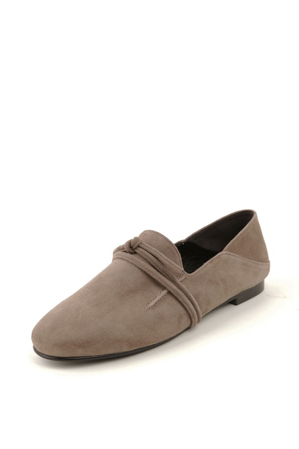 [리퍼브 상품] 로퍼_ADS026S는 여성용 로퍼입니다. 블랙, 아이보리, 다크그레이 3가지 색상으로 출시되었으며, 데이트룩, 카페룩 등 다양한 TPO에 맞춰 클래식, 미니멀, 캐주얼 스타일을 연출할 수 있습니다. 라운드 앞코 디자인에 플랫 굽(1cm)으로 편안한 착용감을 제공하며, 가죽, 스웨이드, 양가죽 등 다양한 소재로 제작되었습니다. 슬립온 방식이며, 양가죽 안감과 무지 패턴으로 고급스러움을 더했습니다. 2-WAY 착용 가능, 뒷굽 탈부착 가능한 수제화(핸드메이드) 로퍼입니다.
