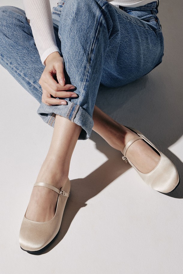 [리퍼브 상품] 플랫 슈즈_ADS426는 여성용 플랫 슈즈입니다. 블랙과 스킨 두 가지 색상으로, 봄, 여름, 가을 계절에 맞춰 일상에서 착용하기 좋습니다. 라운드 앞코에 새틴 소재, 굽 높이 1cm의 플랫 굽으로 편안함을 제공하며, 미니멀한 라인 디자인과 페미닌 스타일, 인스텝 스트랩 디자인, 메리제인 탑라인이 특징입니다. 발볼은 좁게 제작되었으며, 데이트룩, 카페룩, 모임룩 등 다양한 TPO에 미니멀, 클래식, 로맨틱 스타일로 연출하기 좋습니다. 착용감이 안정적인 리퍼브 상품입니다.
