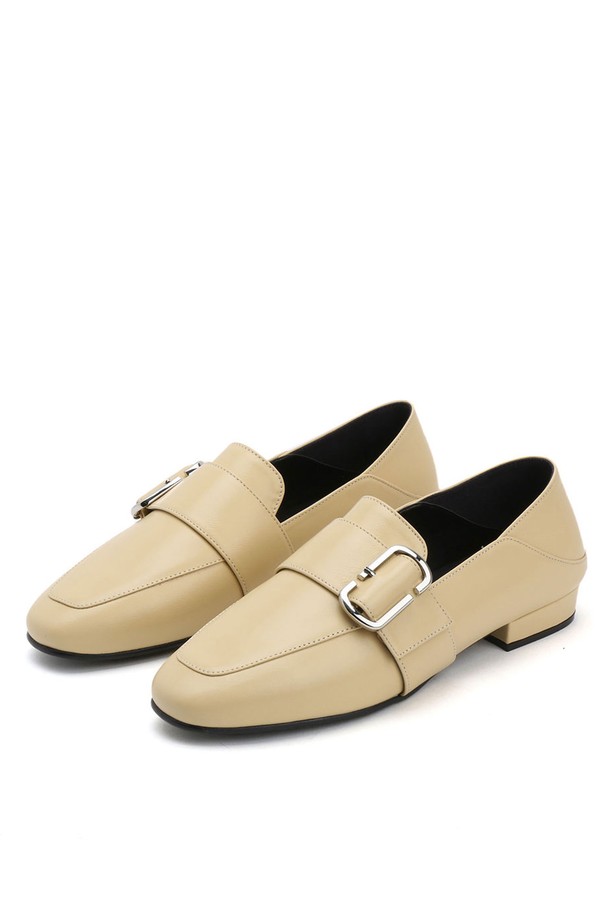 [리퍼브 상품] 로퍼_ADS271은 여성용 로퍼로, 부드러운 소가죽 소재에 스퀘어 앞코 디자인이 특징입니다. B.Skin, Ivory/White, Black 세 가지 색상으로 출시되었으며, 2cm 로우힐 굽으로 편안함을 더했습니다. 데이트룩, 오피스룩 등 다양한 TPO에 어울리는 미니멀, 클래식, 시크 스타일을 연출할 수 있습니다. 버클 장식과 2-WAY 디자인(백 접어서 착용 가능)으로 실용성을 높였으며, 수제화 주문 제작 방식으로 제작됩니다.
