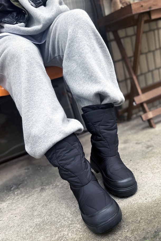 **[리퍼브 상품] 스텔라 패딩 부츠_ADS492**는 겨울철 따뜻하고 스타일리시한 데일리룩을 완성해 줄 여성 패딩 부츠입니다. 블랙과 크림 두 가지 색상으로 출시되었으며, 라운드 앞코와 미드컷 디자인으로 세련된 핏을 연출합니다. 4.5cm 플랫 굽에 넓은 발볼, 넉넉한 내부 공간으로 편안한 착용감을 제공합니다. 방수, 보온 기능과 플리스 안감, 쿠션감, 충격 흡수 기능을 갖춰 일상, 산책, 여행 등 다양한 상황에서 활용 가능합니다. 지퍼형 여밈으로 신고 벗기 편리하며, 캐주얼, 미니멀, 클래식 스타일 모두 소화 가능한 실용적인 아이템입니다.
