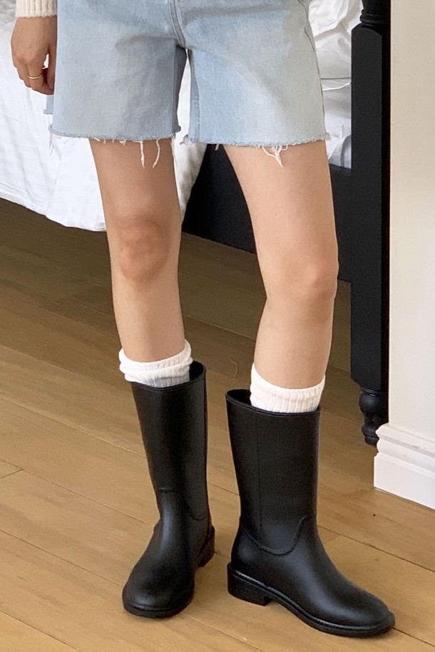 Mimmo RainBoots_ADS507_3cm는 여성용 레인부츠로, 봄, 여름, 가을 계절에 비 오는 날씨를 위한 실용적인 디자인을 제공합니다. 블랙, 베이지, 그레이 세 가지 색상으로 출시되었으며, 3cm 로우힐 굽과 무지 패턴으로 제작되어 어떤 스타일에도 잘 어울립니다. PVC 소재의 핸드메이드 제품으로, 20-30대 여성을 타겟으로 합니다.
