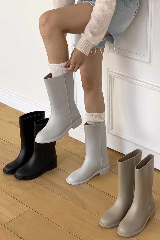 Mimmo RainBoots_ADS507_3cm는 여성용 레인부츠로, 블랙, 베이지, 그레이 3가지 색상으로 출시되었습니다. 3cm 플랫 굽에 PVC 소재로 제작되어 봄, 여름, 가을, 겨울 사계절 내내 일상 및 우천 시에 방수 기능을 제공합니다. 무지 디자인의 레인부츠로, 주문 제작 상품이며 생산 기간은 8-12일 소요됩니다. 젖은 상태 및 직사광선 보관에 주의해야 합니다.
