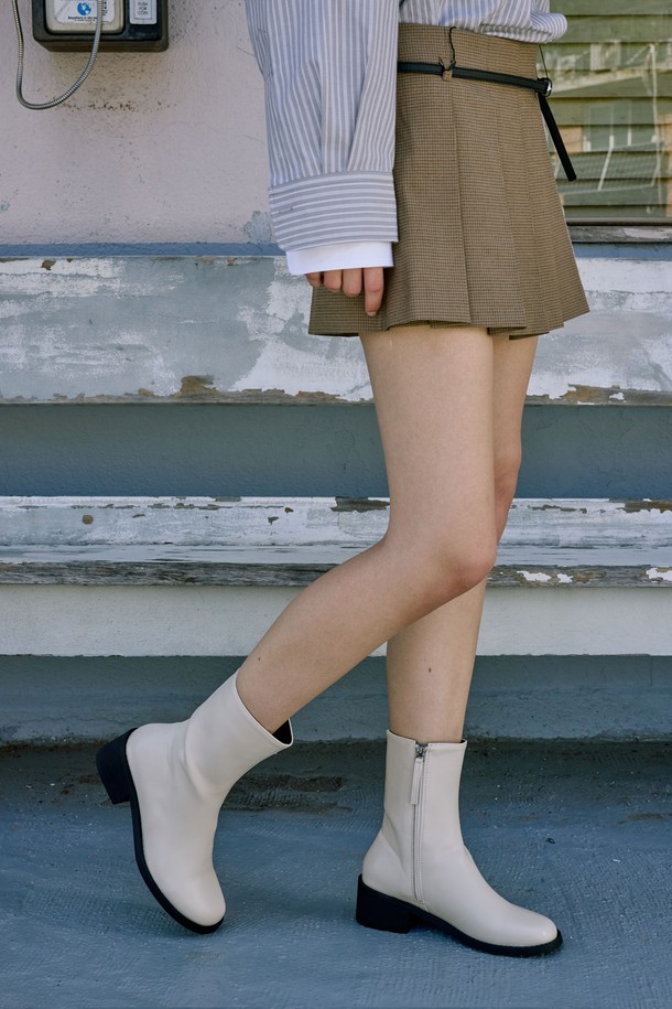 [리퍼브 상품] 폰다 앵클 부츠 _ADS491_5cm는 여성용 앵클 부츠입니다. K.Brown, Ivory, Black 세 가지 색상으로 출시되었으며, 일상, 데이트룩, 겨울 데일리룩에 모두 잘 어울립니다. 라운드 앞코에 5cm 미들힐로 제작되어 편안한 착용감을 선사하며, 합성가죽 소재에 지퍼 여밈으로 신고 벗기 편리합니다. 슬림한 디자인과 발등, 발볼 조절이 가능한 맞춤 제작 리퍼브 상품으로 클래식, 미니멀, 시크 스타일을 연출하기 좋습니다. 가을, 겨울 시즌에 따뜻하고 스타일리시하게 신을 수 있는 앵클 부츠입니다.
