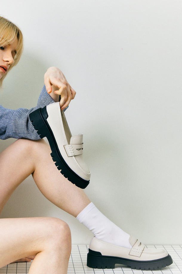 **[리퍼브 상품]Platform Penny Loafer_ADS466_3.5cm**은 여성용 로퍼입니다. 아이보리, 블랙 두 가지 색상으로 출시되었으며, 봄, 여름, 가을 계절에 적합합니다. 3.5cm 청키힐 굽에 합성가죽 소재, 라운드 앞코, 슬립온 디자인으로 편안함과 스타일을 동시에 잡았습니다. 데일리 착용이 가능한 페니로퍼 디자인의 리퍼브 상품입니다.
