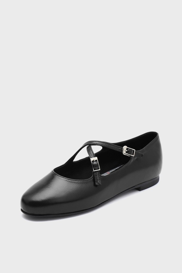 라비타 플랫슈즈_에이디에스498_1cm는 부드러운 소가죽 소재로 제작된 여성 플랫슈즈입니다. 1cm의 플랫한 굽과 라운드 앞코 디자인으로 편안한 착용감을 선사하며, 메리제인 탑라인과 스트랩으로 걸리시한 매력을 더했습니다. 브라운과 블랙 두 가지 컬러로 제공되어 데이트룩, 쇼핑룩 등 다양한 TPO에 활용하기 좋습니다. 수제화, 핸드메이드, 주문 제작 방식으로 20-30대 여성을 위해 특별히 제작되었습니다. 클래식, 미니멀, 걸리시 스타일을 즐겨 입는 분들께 추천합니다.
