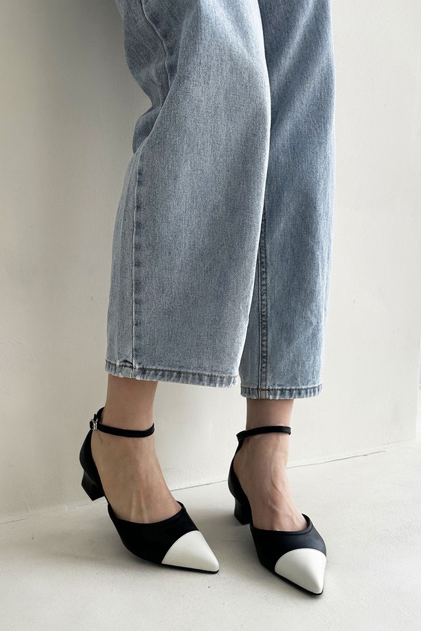 Dono Pumps_ADS499_4cm은 여성들을 위한 수제화 펌프스입니다. 부드러운 소가죽 소재에 4cm 미들힐로 제작되어 포멀, 캐주얼 등 다양한 스타일에 잘 어울립니다. 블랙과 아이보리 두 가지 색상으로 만나볼 수 있으며, 225mm부터 250mm까지, 특수 사이즈는 220mm부터 255mm까지 주문 제작 가능하며 제작 기간은 8-12일 소요됩니다.
