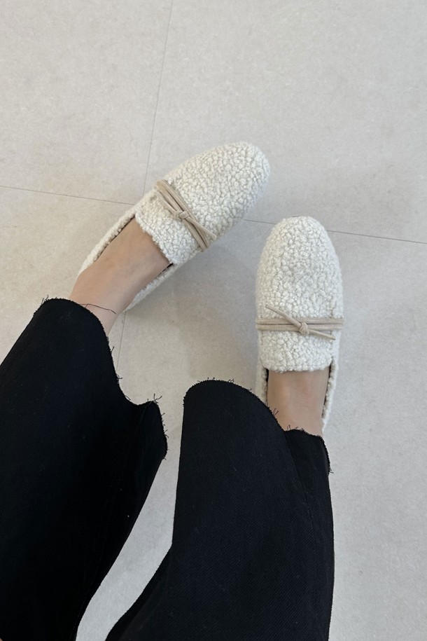 Nuvola 로퍼_ADS510_1cm은 여성용 로퍼로, 아이보리 색상의 무지 디자인이 특징입니다. 부드러운 양가죽과 원단 소재를 사용하여 봄, 여름, 가을 계절에 편안하게 착용할 수 있습니다. 굽 높이는 1cm의 플랫 타입이며, 라운드 앞코와 슬립온 디자인으로 편안함을 더했습니다. 데이트룩, 쇼핑룩 등 다양한 TPO에 클래식, 미니멀, 캐주얼 스타일로 연출하기 좋으며, 수제화, 주문 제작, 프리미엄 가죽, 핸드메이드로 제작되어 높은 퀄리티를 자랑합니다.
