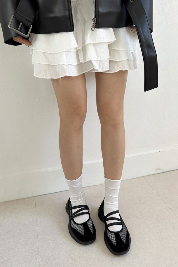 Bomba 스니커즈_ADS511_4cm는 여성 고객을 위한 핸드메이드 스니커즈입니다. 블랙과 아이보리 두 가지 색상으로 출시되었으며, 라운드 앞코 디자인에 4cm 플랫 굽으로 편안함을 더했습니다. 천연 가죽과 메쉬 소재를 사용하여 봄, 여름, 가을 계절에 시원하고 쾌적하게 신을 수 있으며, 무지 패턴으로 미니멀, 클래식, 캐주얼 스타일을 연출하기 좋습니다. 데이트룩이나 쇼핑룩에 매치하여 20-30대 여성의 세련된 감각을 돋보이게 해보세요.
