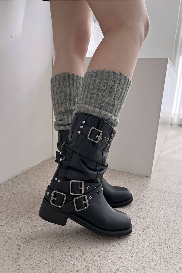 Piccola Middle Boots_ADS512_4.5cm (피콜라 미들 부츠)는 여성 사용자를 위해 디자인된 미들 부츠입니다. 블랙과 브라운 두 가지 색상으로 출시되었으며, 4.5cm 미들힐과 라운드토 디자인으로 편안함과 스타일을 동시에 잡았습니다. 합성가죽 소재에 버클 디테일이 더해져 클래식, 미니멀, 캐주얼 룩에 모두 잘 어울립니다. 가을, 겨울 시즌 데일리룩, 출근룩, 데이트룩에 매치하기 좋은 실용적인 디자인의 수제화 주문 제작 상품으로, 20-30대 여성을 타겟으로 합니다.
