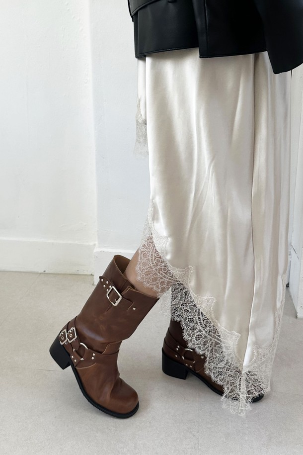 Moda 미들 부츠_ADS513_5.5cm는 여성 고객을 위한 수제화 미들 부츠입니다. 브라운과 블랙 두 가지 색상으로 출시되었으며, 5.5cm 미들힐에 무지 디자인으로 클래식, 미니멀, 시크 스타일을 연출하기 좋습니다. 합성가죽 소재로 제작되어 가을, 겨울철 데일리룩에 활용하기 좋으며, 버클 디테일이 돋보입니다. 특히 20-30대 여성을 타겟으로 제작되어 세련된 겨울 스타일을 완성할 수 있습니다. 주문 제작 방식으로 섬세하게 제작되어 높은 퀄리티를 자랑합니다.
