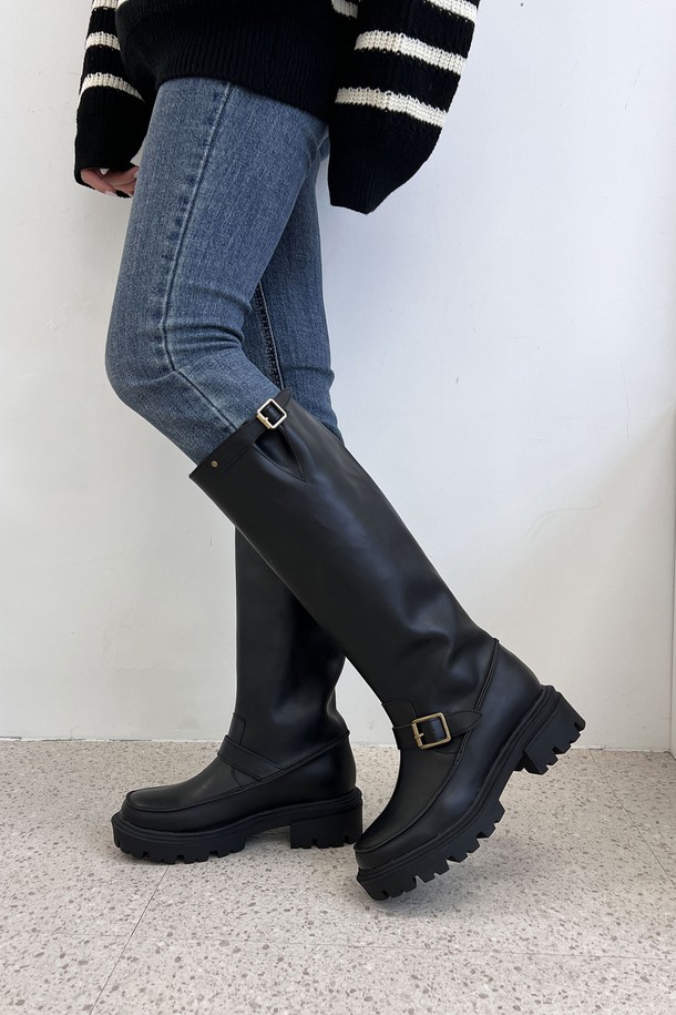 세련된 무드의 여성 롱부츠, Cavallo(카발로) 롱 부츠 ADS516 4.5cm입니다. 블랙과 브라운 두 가지 컬러로 제공되며, 라운드 토우 디자인과 4.5cm 청키힐 굽으로 편안함과 스타일을 동시에 잡았습니다. 부츠 높이는 38cm, 부츠통 둘레는 40cm이며, 버클 디테일이 돋보이는 수제화입니다. 합성피혁 소재로 제작되었으며, 무지 디자인으로 다양한 겨울 데일리룩, 모임룩, 데이트룩에 클래식, 미니멀, 시크한 무드를 더해줍니다. 주문 제작 상품입니다.
