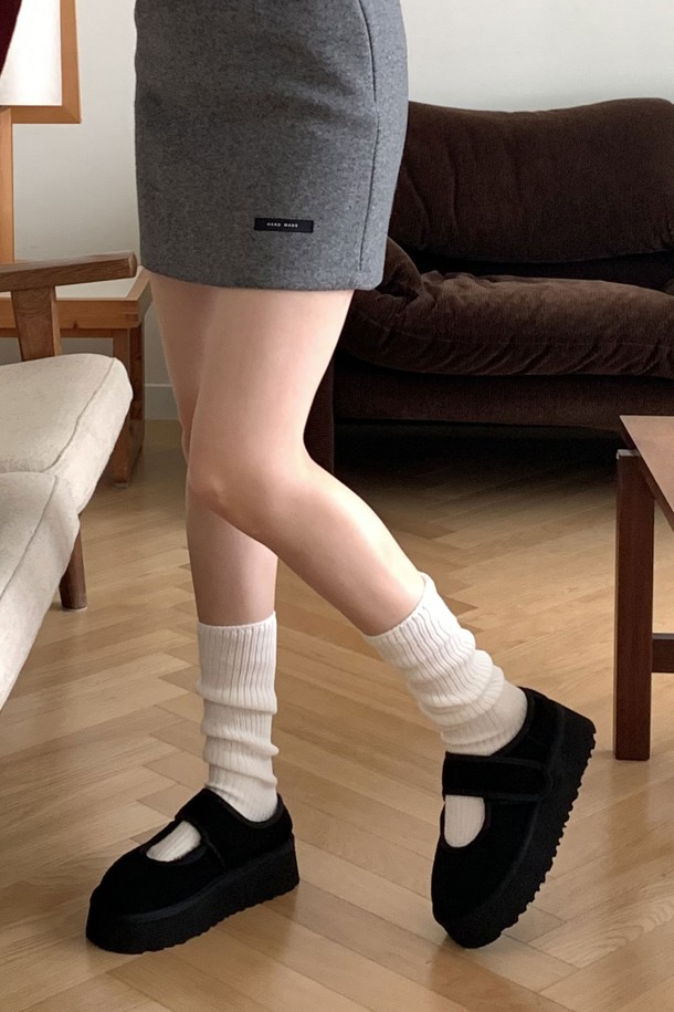 메리 플랫폼 퍼 슬리퍼_ADS518는 부드러운 소가죽 소재에 따뜻한 퍼 안감을 더하여 가을, 겨울철 포근함을 선사하는 여성용 슬리퍼입니다. 둥근 앞코 디자인과 발등을 감싸는 스트랩으로 편안한 착용감을 제공하며, 플랫 굽 타입의 플랫폼 디자인으로 안정적인 활동성을 보장합니다. 미니멀, 캐주얼, 클래식 스타일의 집콕룩, 산책룩, 데이트룩에 모두 잘 어울리는 활용도 높은 아이템입니다. 수제화 방식으로 제작되어 특별함을 더하며, 맞춤 제작으로 나만의 개성을 표현할 수 있습니다. 블랙 컬러의 무지 디자인으로 어떤 스타일에도 쉽게 매치할 수 있습니다.
