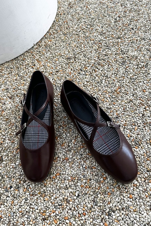 라비타 플랫슈즈_에이디에스498_1cm는 여성용 플랫슈즈입니다. 부드러운 소가죽 소재에 라운드 앞코 디자인으로 제작되어 데이트룩, 쇼핑룩 등 다양한 TPO에 매치하기 좋습니다. 블랙과 브라운 두 가지 색상으로 출시되어 클래식, 미니멀, 캐주얼 스타일을 연출하기 용이합니다. 1cm 굽 높이의 슬립온 스타일로 편안한 착용감을 선사하며, 수제화, 주문 제작 방식으로 제작되어 높은 퀄리티를 자랑합니다. 봄, 여름, 가을 계절에 활용하기 좋은 기본 플랫슈즈입니다.
