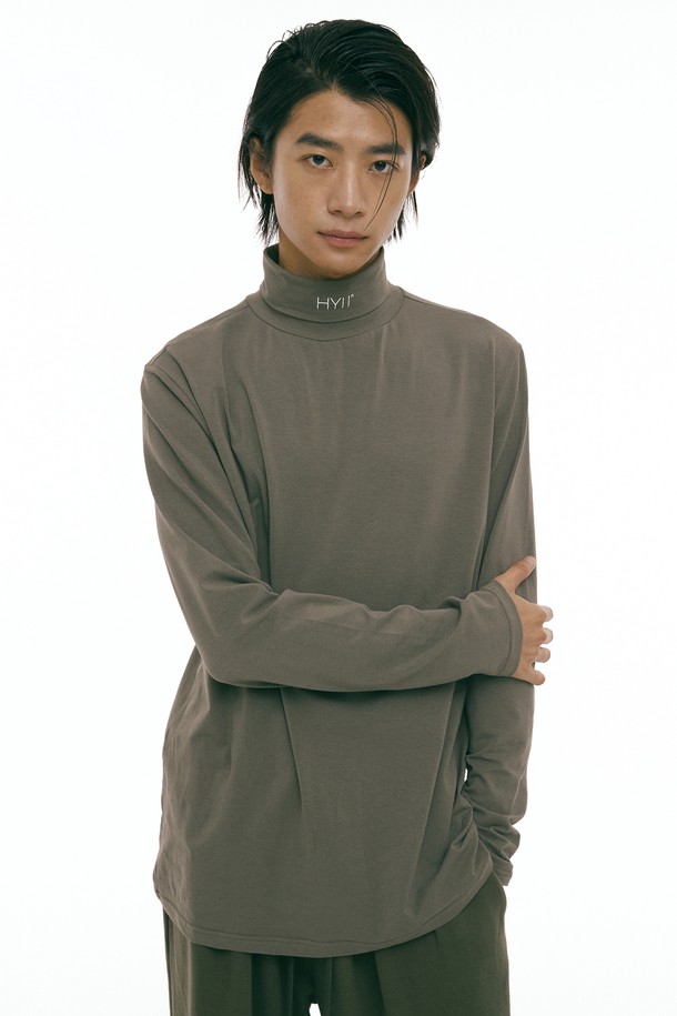 HYIIⁿ - 긴팔티셔츠 - [하이투] Standard Fit Turtle Neck Pullover Khaki Grey