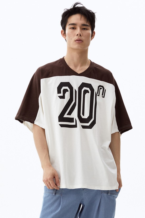 HYIIⁿ - 반팔티셔츠 - [Unisex] Number Printed Vneck Overfit Tshirt Brown