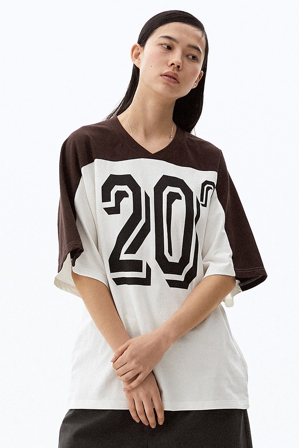 HYIIⁿ - 반팔티셔츠 - [Unisex] Number Printed Vneck Overfit Tshirt Brown