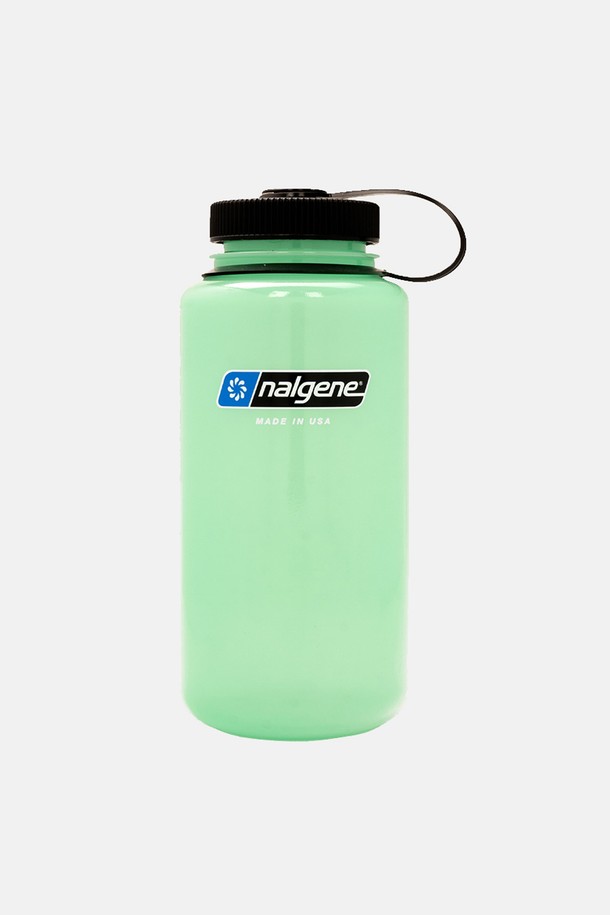 날진 와이드마우스 서스테인 그로우 그린 1.0L는 등산, 아웃도어 활동, 일상생활에서 유용하게 사용할 수 있는 물병입니다. 1.0L 용량으로 넉넉하게 물을 담을 수 있으며, 재생 플라스틱을 사용하여 환경까지 생각했습니다. 와이드마우스 디자인으로 세척이 용이하며, 누수 방지 기능과 분실 방지 루프가 있어 편리합니다. -40°C에서 100°C까지의 넓은 내온도 범위를 지원하며, BPA/BPS Free, FDA 승인 소재로 안심하고 사용할 수 있습니다. 식기세척기 사용이 가능하며, 용량 표시 마킹으로 편리함을 더했습니다.
