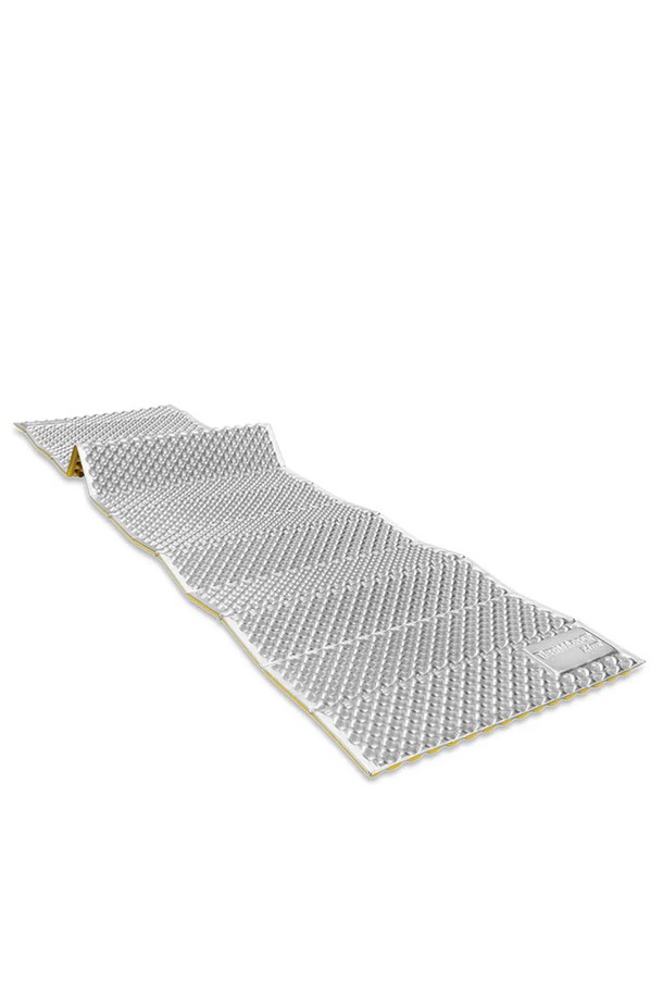 써머레스트 지라이트솔 R은 캠핑과 백패킹에 적합한 캠핑 매트입니다. 폴리에스테르와 폼 소재로 제작되어 가볍고 보온성이 뛰어나며, 접이식 디자인으로 휴대성을 높였습니다. 무지 스타일의 그레이 컬러로 제작되어 심플하고 깔끔한 디자인을 자랑합니다. 경량 설계로 짐의 무게를 줄여주어 백패킹 시 유용하며, 접어서 간편하게 보관할 수 있습니다.
