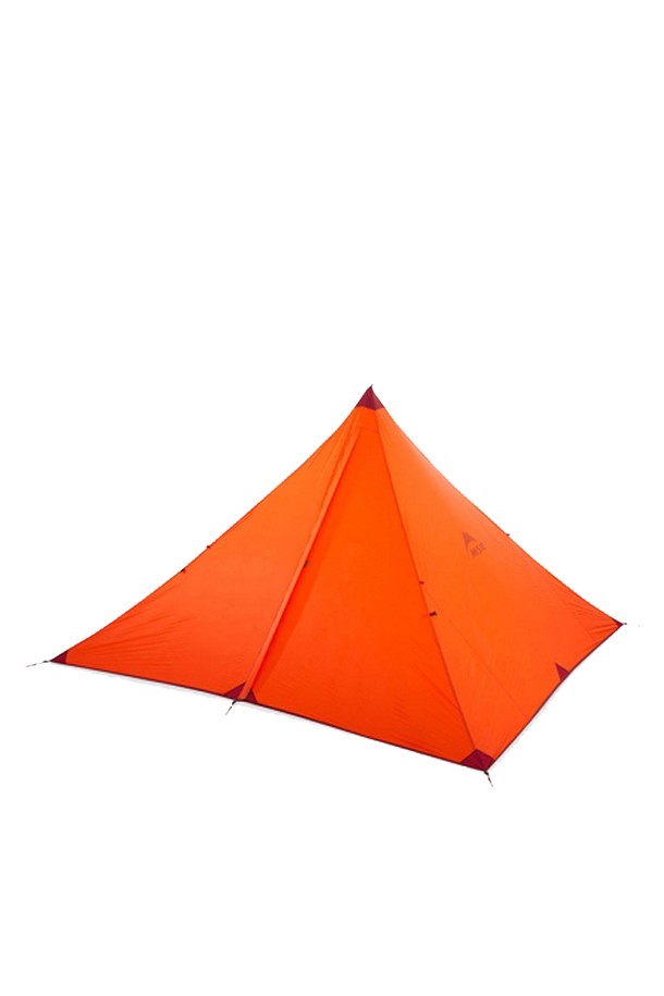MSR(엠에스알) 프론트 레인지는 캠핑과 백패킹에 적합한 4인용 텐트로, 경량 나일론 소재와 높은 방수 기능을 자랑합니다. 오렌지 색상의 무지 디자인에 단일 출입구를 갖추고 있으며, Xtreme Shield 코팅으로 내구성을 높였습니다. 미니멀 디자인과 높은 경사 설계를 통해 쾌적한 사용 환경을 제공하며, 트레킹폴을 사용하여 설치가 용이합니다.
