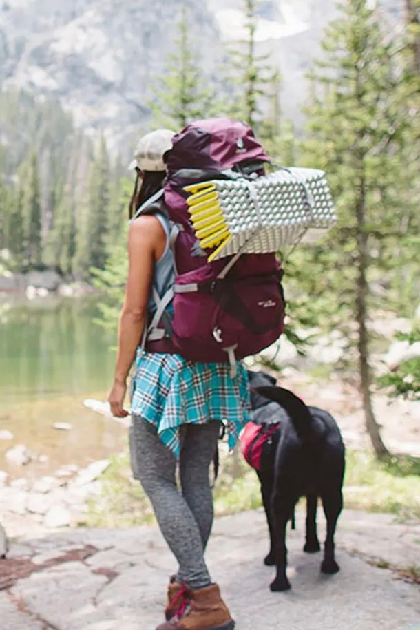 써머레스트 지라이트솔 R은 캠핑과 백패킹에 적합한 캠핑 매트입니다. 폴리에스테르와 폼 소재로 제작되어 가볍고 보온성이 뛰어나며, 접이식 디자인으로 휴대성을 높였습니다. 무지 스타일의 그레이 컬러로 제작되어 심플하고 깔끔한 디자인을 자랑합니다. 경량 설계로 짐의 무게를 줄여주어 백패킹 시 유용하며, 접어서 간편하게 보관할 수 있습니다.
