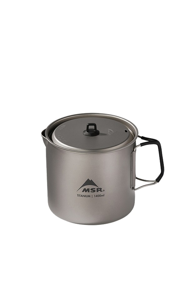 MSR 티탄 케틀 1400ml는 캠핑과 백패킹에 적합한 용도로 제작되었습니다. 153g의 가벼운 무게에 1400ml의 넉넉한 용량을 자랑하며, 티타늄 소재로 제작되어 내구성이 뛰어납니다. 실리콘 코팅 접이식 손잡이와 실리콘 후크 뚜껑을 갖춰 휴대 및 사용 편의성을 높였습니다. 내부 용량 눈금 표시와 정밀한 물 따르기용 스파우트가 있어 편리하며, 900ml 티탄 케틀과 포개어 수납 가능합니다. 또한 이소가스 및 포켓로켓 스토브를 내부에 수납할 수 있어 공간 활용도를 높였습니다.
