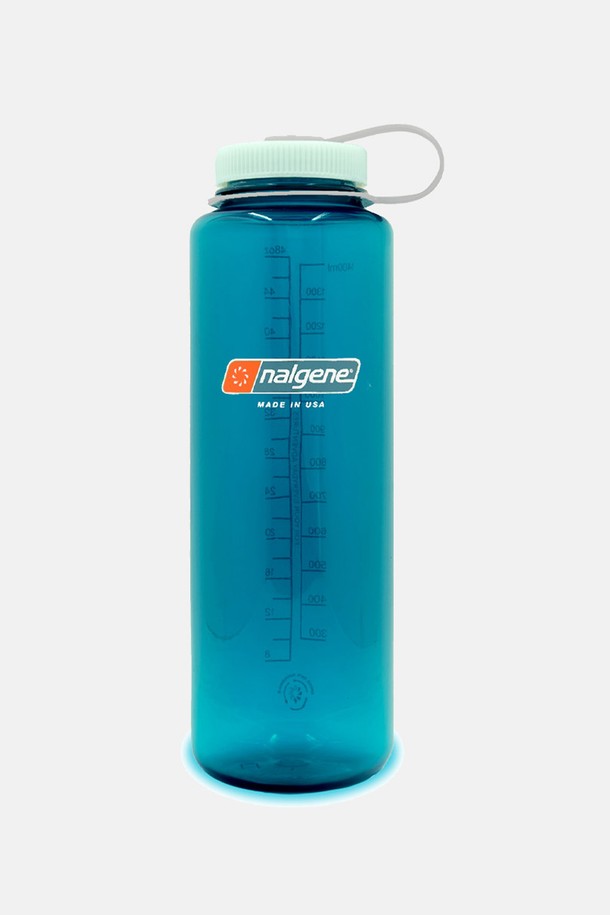 날진 와이드마우스 서스테인 사일로트라우트 1.5L 물병은 하이킹, 캠핑, 등산 등 아웃도어 활동에 적합한 제품입니다. 1.5L의 넉넉한 용량과 와이드마우스 타입으로 편리하게 물을 채우고 마실 수 있습니다. 블루와 터쿼이즈 색상으로 제공되며, 내구성이 뛰어난 플라스틱 소재로 제작되었습니다. 사이즈 조절이 가능하며 손잡이가 있어 휴대성을 높였습니다. 서스테인 시리즈로 제작되어 환경을 생각하는 소비자를 위한 선택입니다.
