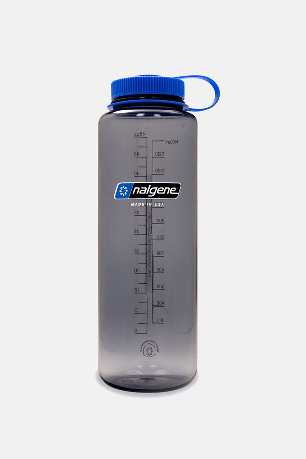 날진 와이드마우스 서스테인 사일로그레이 1.5L 물병은 등산 및 아웃도어 활동에 적합한 제품입니다. 1.5L의 넉넉한 용량으로 물이나 음료를 충분히 담을 수 있으며, "사일로 그레이" 색상으로 세련된 디자인을 자랑합니다. 50% 재활용 플라스틱을 사용하여 내구성이 뛰어나고, -40°C에서 100°C까지의 온도 저항 범위를 갖춰 보온 및 보냉 기능을 제공합니다. 와이드마우스 디자인으로 세척이 용이하며, BPA/BPS Free, FDA 승인 소재를 사용하여 안심하고 사용할 수 있습니다. 충격 방지, 용량 표시, 누수 방지 기능까지 더해져 아웃도어 활동의 실용성을 높였습니다.
