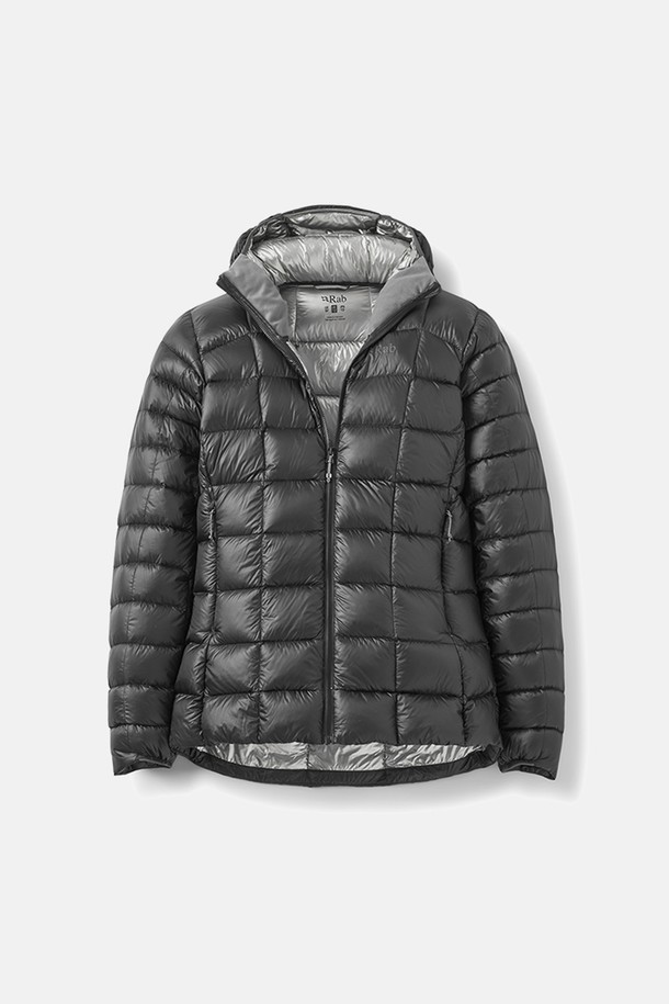 Rab(랍) 미틱 G 재킷 (여성용) Black은 겨울철 등산, 아웃도어 활동, 하이킹은 물론 겨울 데일리룩까지 소화 가능한 여성용 패딩/다운 재킷입니다. 블랙 컬러의 무지 디자인으로 스포티, 캐주얼, 고프코어 스타일을 연출할 수 있으며, 레귤러핏과 긴 소매 기장으로 활동성을 높였습니다. 뛰어난 보온성을 제공하는 구스다운 충전재와 방수, 발수 기능으로 변덕스러운 겨울 날씨에도 쾌적함을 유지해 줍니다. 가볍고 부드러운 나일론 소재와 플리스 안감 턱 가드, 후드 포함, 스터프색 포함 등의 디테일이 특징입니다.
