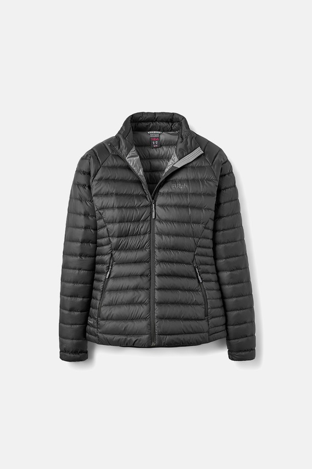 Rab(랩) 마이크로라이트 재킷(여성) Black은 여성용 아웃도어 패딩/다운 재킷입니다. 700FP 그랑저 다운 디펜드 충전재와 DWR 코팅으로 보온성과 방수 기능을 갖췄으며, 방풍 기능으로 쾌적한 착용감을 제공합니다. YKK 지퍼, 엘라스틱 소매, 드로코드 허리 조절, 다운 필드 칼라 등의 디테일이 돋보이며, 등산, 알파인 등반, 일상, 아웃도어 활동에 적합합니다. 스포티, 고프코어, 미니멀한 스타일을 연출할 수 있으며, 사계절 착용 가능한 초경량 레귤러핏 다운 재킷입니다.
