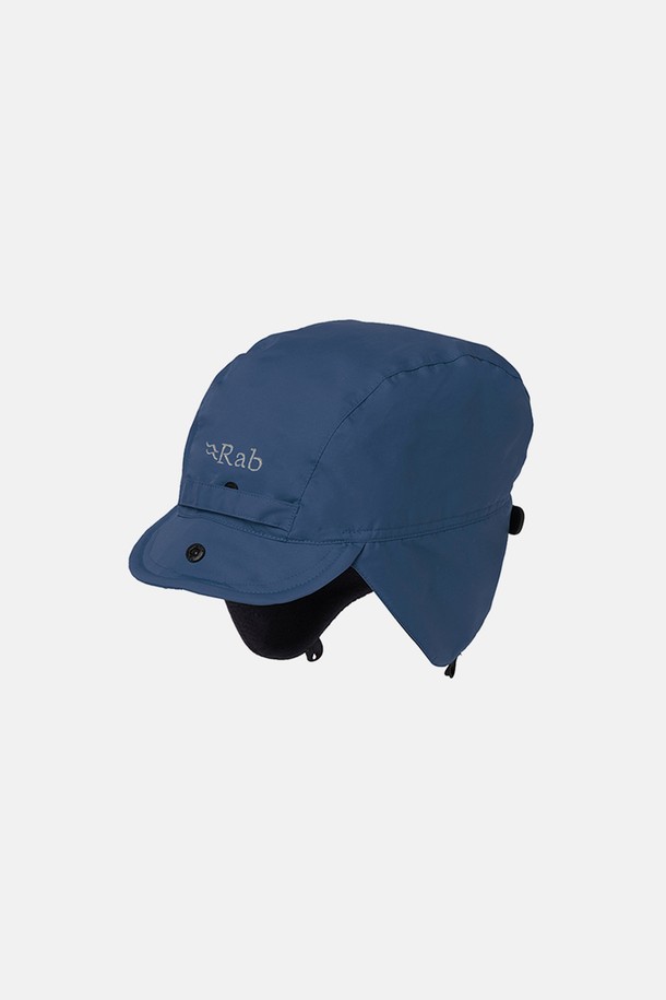 Rab(랩) 마운틴 캡 Ink(잉크)는 등산, 아웃도어, 하이킹 등 다양한 활동에 적합한 공용 등산 모자입니다. 방수 기능과 통기성을 갖춘 나일론 소재로 제작되어 사계절 내내 쾌적하게 착용할 수 있습니다. 중간 챙 넓이와 무지 디자인으로 어떤 스타일에도 잘 어울리며, 후면 조절 시스템을 통해 사이즈를 맞춤 조절할 수 있습니다. 플리스 안감과 심실링 처리로 착용감과 내구성을 높였으며, 자외선 차단 기능으로 야외 활동 시 햇빛으로부터 보호해 줍니다. 고프코어, 캐주얼, 미니멀 스타일의 등산룩, 여행룩, 캠핑룩에 매치하여 활용할 수 있습니다.
