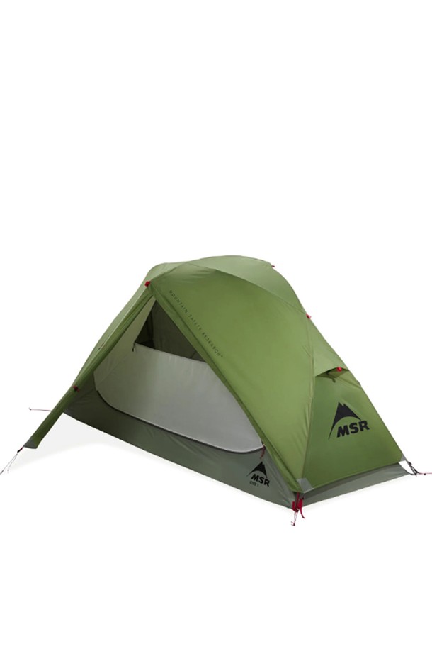 MSR 엘릭서1 2025는 캠핑과 백패킹에 적합한 1인용 돔형 텐트입니다. 사계절 사용 가능한 내구성이 뛰어난 나일론 소재로 제작되었으며, 그린 컬러를 사용했습니다. 경량 설계로 휴대성이 뛰어나며, 이중벽 구조로 결로 현상을 줄여 쾌적한 환경을 제공합니다. 방수 및 생활 방수 기능을 갖춰 갑작스러운 날씨 변화에도 안심하고 사용할 수 있습니다. 프리스탠딩 디자인으로 설치가 편리하고 통기성이 우수하여 쾌적한 캠핑을 돕습니다.
