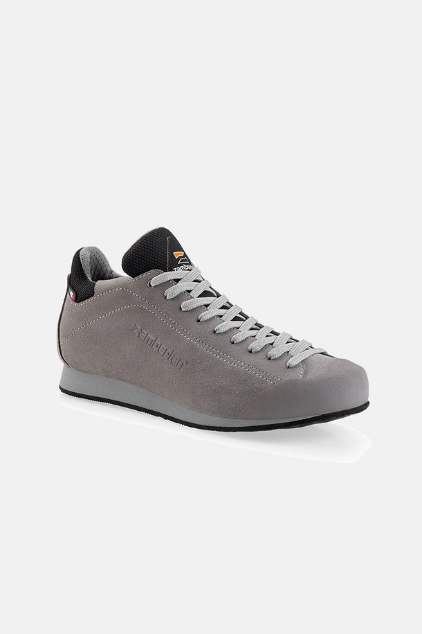 잠발란 프리블라스트 팝 라이트 그레이 등산화는 등산, 하이킹, 캠핑, 여행, 일상 등 다양한 용도로 활용 가능한 공용 신발입니다. 라이트 그레이 컬러의 라운드 앞코 디자인으로, 가죽과 메쉬 소재를 사용하여 사계절 내내 착용할 수 있습니다. 경량, 방수, 통기성, 충격 흡수, 친환경 및 재활용 소재 사용 등 훌륭한 기능을 갖춰 편안함과 활동성을 동시에 제공합니다. 레이스업 방식으로 간편하게 착용 가능하며, 로우컷 탑라인과 플랫 굽, 메쉬 안감으로 편안한 착용감을 선사합니다. 무지 패턴으로 어떤 스타일에도 잘 어울리는 실용적인 등산화입니다.
