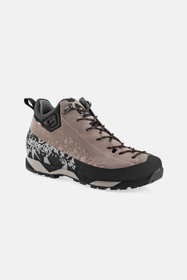 잠발란 살라테 미드 GTX 토프 등산화는 하이킹, 트레킹, 암벽 등반에 적합한 공용 등산화입니다. 토프 컬러의 스웨이드와 고무 소재를 사용하여 제작되었으며, 라운드 앞코와 끈으로 여미는 디자인입니다. 미드컷 탑라인으로 발목을 안정적으로 지지하며, 방수, 통기, 충격 흡수, 방풍 기능을 갖춘 고어텍스 안감을 사용하여 사계절 내내 쾌적하게 착용할 수 있습니다. 접지력이 우수하고 인체공학적인 설계를 통해 편안한 착용감을 제공합니다.
