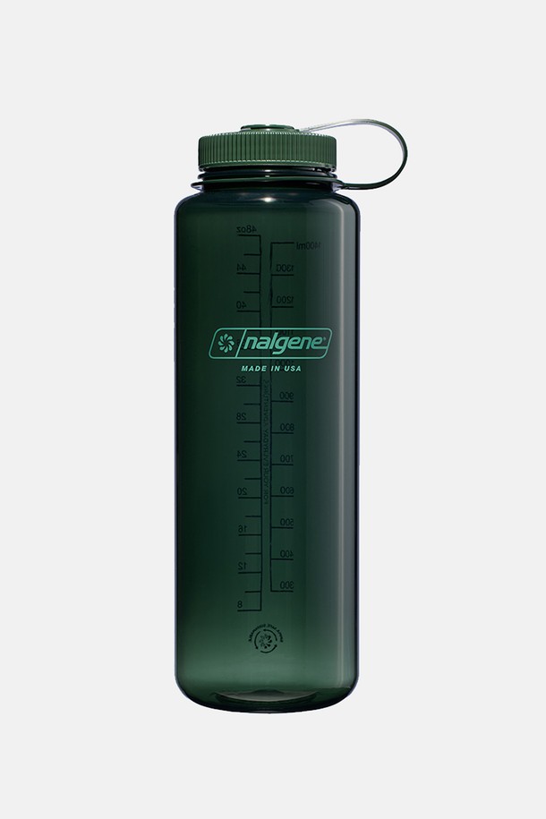 날진 와이드마우스 서스테인 사일로 제이드 1.5L 물병은 등산, 하이킹, 일상생활에서 유용하게 사용할 수 있습니다. 재활용 플라스틱 소재로 제작되어 내구성이 뛰어나며, 제이드와 그린 색상으로 디자인되었습니다. 1.5L 용량에 -40°C부터 100°C까지의 넓은 온도 범위를 지원하며, 누수 방지 기능과 식기세척기 사용이 가능하여 편리합니다. 와이드마우스 디자인으로 음료, 얼음, 과일 등을 쉽게 넣고 꺼낼 수 있으며, 내부 용량 표시와 캡 분실 방지 루프가 있어 실용적입니다. BPA/BPS 프리, FDA 승인 소재를 사용하여 안심하고 사용할 수 있으며, 식품 냄새나 색상이 남지 않아 위생적입니다.
