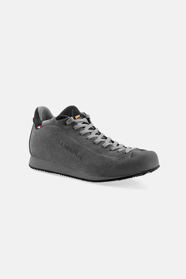 잠발란 프리블라스트 팝 GTX (Gore-Tex) 안트라사이트 등산화는 등산 및 하이킹에 적합한 남녀 공용 신발입니다. 라운드 앞코 디자인에 플랫 굽, 끈으로 여미는 로우탑 스타일로 제작되었습니다. 방수 기능과 통기성을 갖춘 고어텍스(Gore-Tex) 소재를 사용하여 사계절 내내 쾌적하게 착용할 수 있습니다. 굽 높이는 낮으며, 무지 패턴의 안트라사이트 컬러로 어떤 의상에도 잘 어울립니다. 발볼은 일반이며, 편안한 착용감을 제공합니다.
