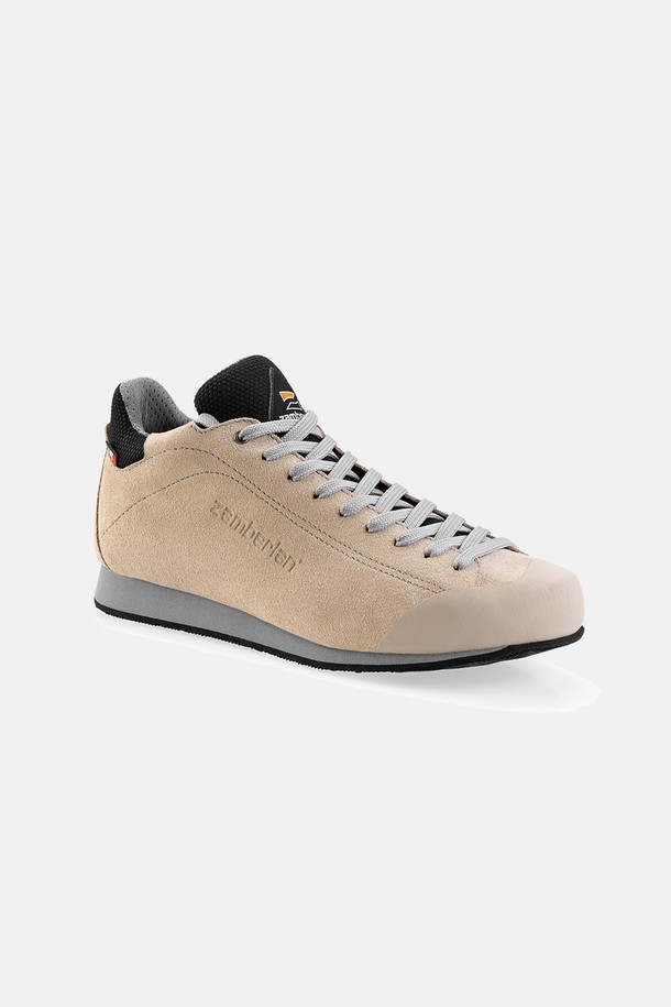 잠발란 프리블라스트 팝 베이지 등산화는 하이킹, 캠핑, 일상, 여행 등 다양한 활동에 적합한 공용 신발입니다. 베이지 컬러의 스웨이드와 가죽 소재로 제작되었으며, 라운드 앞코와 로우탑 디자인이 특징입니다. 메쉬 안감으로 통기성을 높였으며, 레이스업 방식으로 편안하게 착용할 수 있습니다. 경량, 방수, 통기성, 충격흡수 기능은 물론 재활용 소재를 사용하여 친환경적인 가치를 더했습니다. 플랫 굽에 무지 패턴으로 디자인되어 편안함과 스타일을 동시에 만족시키는 사계절용 등산화입니다.
