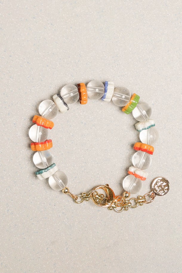 LIMPID BRACELET-MIX는 글라스 크리스탈 비즈와 아프리칸 수공예 비즈를 조합하여 자연스러운 패턴을 연출한 와이어 기반 비즈 팔찌입니다.  ONE SIZE로 제작되었으며, 길이 조절이 가능해 편안하게 착용할 수 있습니다.  유리 및 황동 소재로 제작되었으며, 습한 환경에서의 착용과 금속 알레르기에 유의하여 마른 천으로 닦아 건조한 곳에 개별 보관하는 것이 좋습니다.
