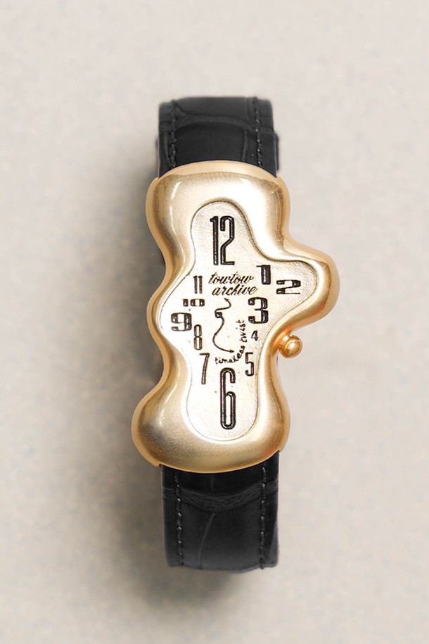 타임리스 트위스트 위슬릿 V3 블랙&골드는 클래식하고 우아한 스타일을 추구하는 여성들을 위한 시계입니다. 블랙과 골드 컬러의 조화가 세련된 느낌을 주며, 곡선형 디자인과 골드톤 케이스가 돋보입니다. 가죽 스트랩과 무지 패턴은 미니멀하면서도 고급스러운 분위기를 연출합니다. 데이트룩, 오피스룩, 모임룩 등 다양한 TPO에 맞춰 착용할 수 있으며, 아날로그 디스플레이로 시간을 확인할 수 있습니다.
