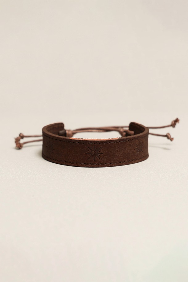 그라피코스 레더 팔찌 다크 브라운은 시그니처 그래픽 각인이 돋보이는 가죽 팔찌입니다. 부드러운 소가죽과 면 소재를 사용하여 편안한 착용감을 제공하며, 끈형 여밈 방식으로 사이즈 조절이 용이합니다. 다크 브라운, 브라운, 올리브, 블랙 4가지 색상으로 출시되어 다양한 스타일에 매치하기 좋습니다.  자연스러운 스타일링을 연출하며, 데이트룩, 여행룩, 산책룩 등 TPO에 맞춰 캐주얼, 클래식, 미니멀한 스타일을 완성해보세요. 천연 소재 특성상 각 제품마다 고유한 외관을 가지며, 형태, 결 패턴, 약간의 벗겨짐 현상이 있을 수 있습니다.
