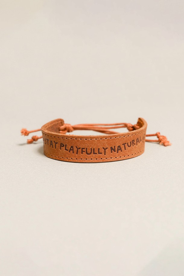 그라피코스 레더 팔찌 브라운은 남녀 모두 착용 가능한 가죽 팔찌입니다. 브라운, 올리브, 블랙, 다크브라운 4가지 색상으로 출시되었으며, 로고 패턴과 각인 장식이 돋보입니다. 부드러운 소가죽과 면 소재를 사용하여, 자연스러운 텍스처를 즐길 수 있습니다. 끈 잠금 방식으로 사이즈 조절이 용이하며, 데이트룩, 카페룩 등 다양한 스타일에 클래식, 미니멀, 캐주얼하게 매치할 수 있습니다. 다만, 천연 소재 특성상 제품별 외관 차이가 있으며, 물에 닿으면 변형될 수 있고, 염색 공정으로 인해 이염될 수 있으니 주의 바랍니다.
