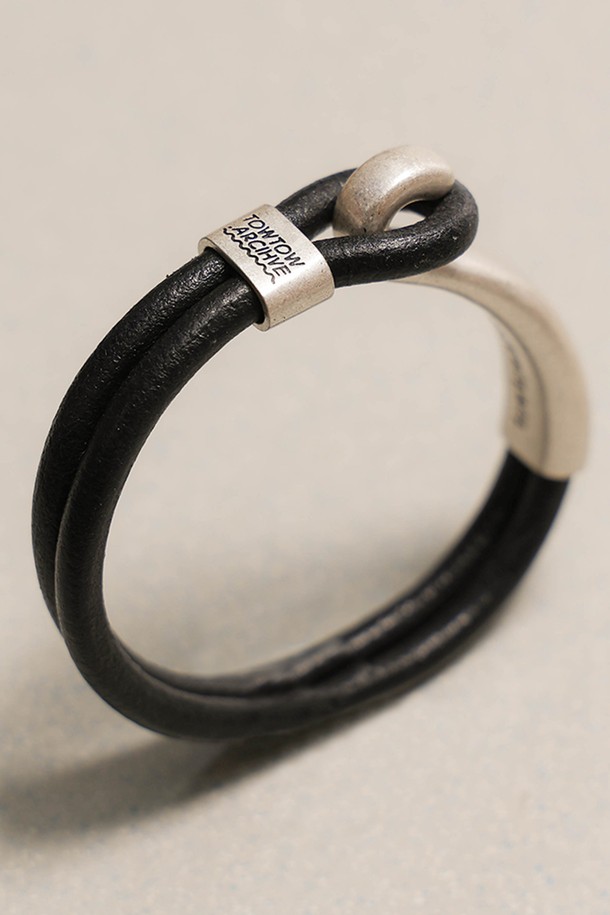 그릿 레더 팔찌 블랙은 미니멀하고 캐주얼한 스타일을 추구하는 남녀 모두에게 어울리는 데일리 팔찌입니다. 블랙 레더 스트랩과 실버 메탈 디테일의 조화가 시크한 매력을 더하며, 무지 디자인으로 어떤 옷에도 잘 어울립니다. 후크 잠금 방식으로 편안하게 착용할 수 있으며, 동네 마실룩에 포인트를 주기 좋습니다. 가죽 소재 특유의 질감은 고급스러움을 더해줍니다.
