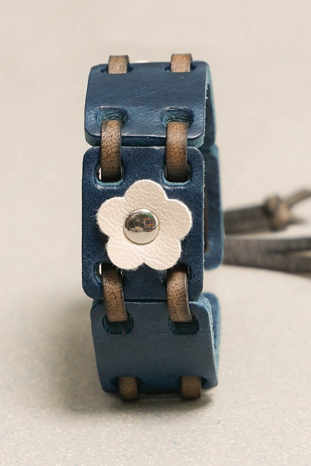 피버퓨 레더 비즈 팔찌 블루는 가죽 스트랩과 비즈, 플라워 장식이 조화롭게 어우러진 팔찌입니다. 푸른색 컬러가 시원한 느낌을 주며, 캐주얼 스타일에 잘 어울리는 디자인입니다. 더블 스트랩 디자인으로 유니크함을 더했으며, 버클형 잠금 방식으로 편안하게 착용할 수 있습니다. 일상생활에서 동네 마실룩, 여행룩 등 다양한 TPO에 맞춰 활용하기 좋습니다. 미니멀, 에스닉 스타일을 선호하는 분들께 추천합니다.
